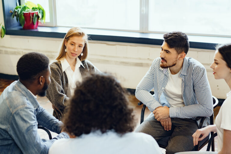 Grupo de profissionais reunidos em uma conversa no ambiente de trabalho